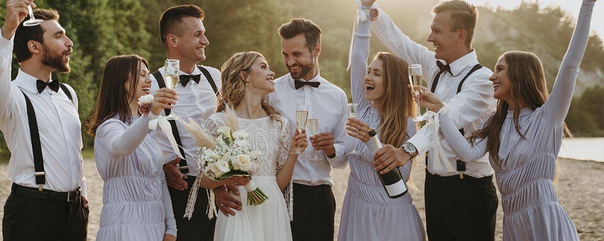 Pareja de casados disfrutando de su boda con amigos. Razones para alquilar un autobús el día de tu boda