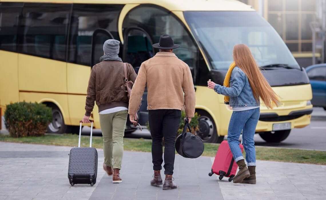 Jovénes van a alquilar un autobús por primera vez