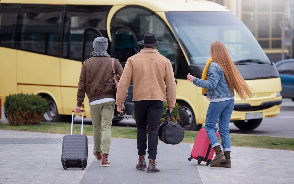 Jovénes van a alquilar un autobús por primera vez