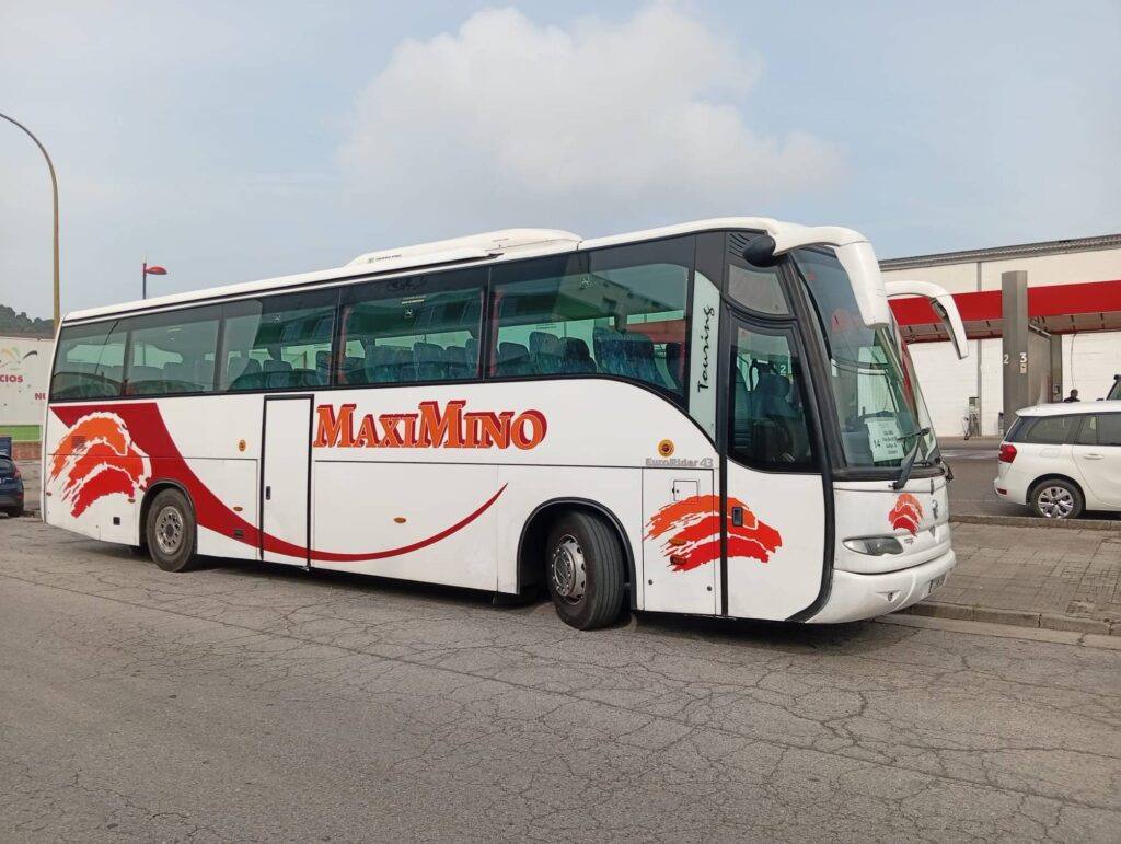Autocar de Autocares Maximino, Irizar EuroRider 43 Touring, en vista lateral